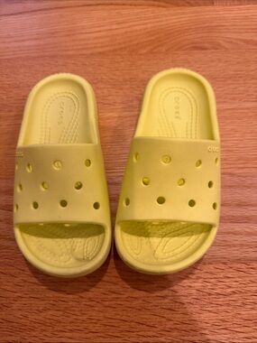 CROCS Kids Slide Sandals in Lemon Yellow
